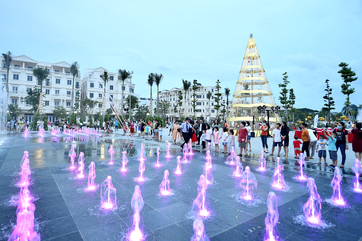 Tâm điểm của quảng trường nhạc nước Hòa Bình Square được thiết kế với hệ thống vòi phun kết hợp đèn led đổi màu
